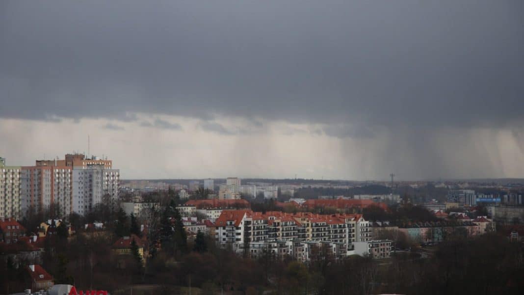 Ciemne, burzowe chmury nad miastem na Warmii i Mazurach, zapowiadają gwałtowną zmianę pogody.
