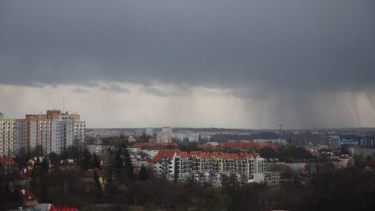 Ciemne, burzowe chmury nad miastem na Warmii i Mazurach, zapowiadają gwałtowną zmianę pogody.