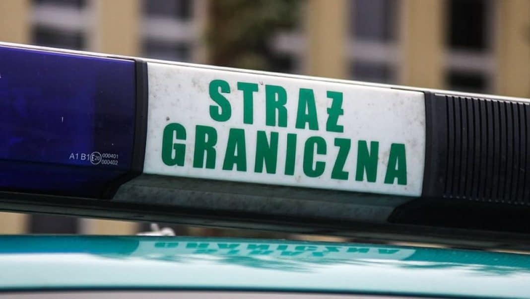 Na zdjęciu widoczny jest policyjny samochód z napisem Straż Graniczna na dachu.