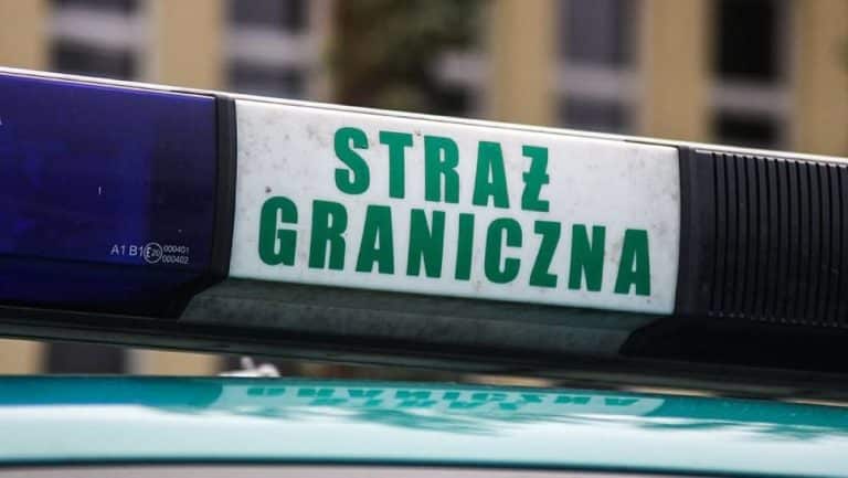Na zdjęciu widoczny jest policyjny samochód z napisem Straż Graniczna na dachu.