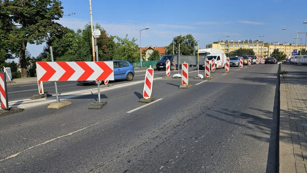 Utrudnienia na ul. Limanowskiego w Olsztynie związane z remontem wiaduktu, widoczne barierki i ruch samochodów.