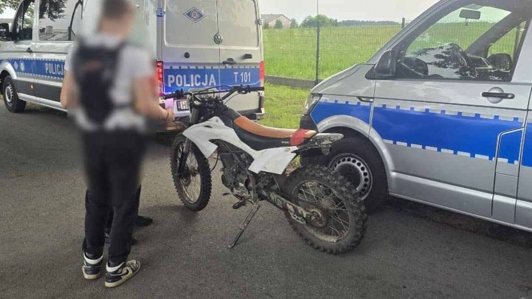 Motocyklista 15-latek uciekał przed policją, zatrzymany na miejscu zdarzenia.