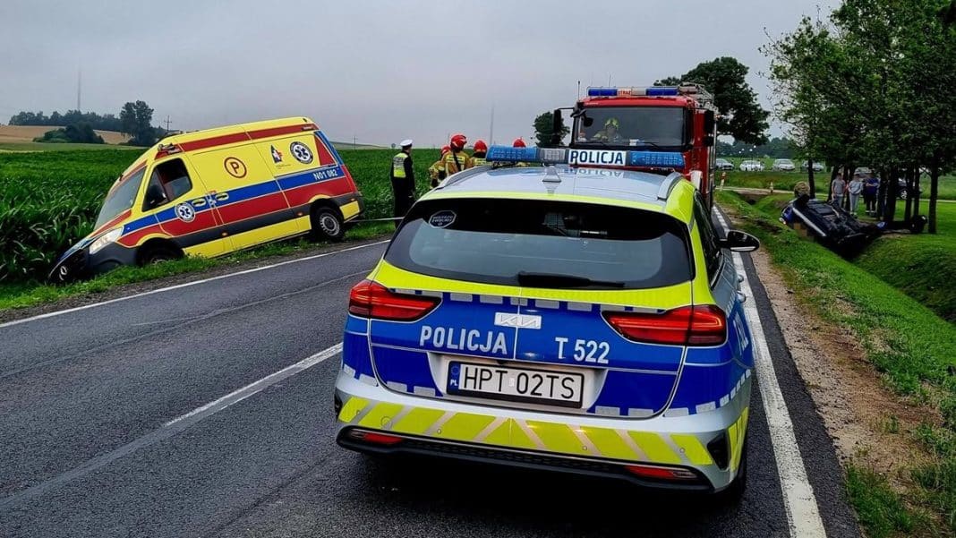 Wypadek na drodze krajowej nr 15 z udziałem trzech samochodów i karetką w rowie.