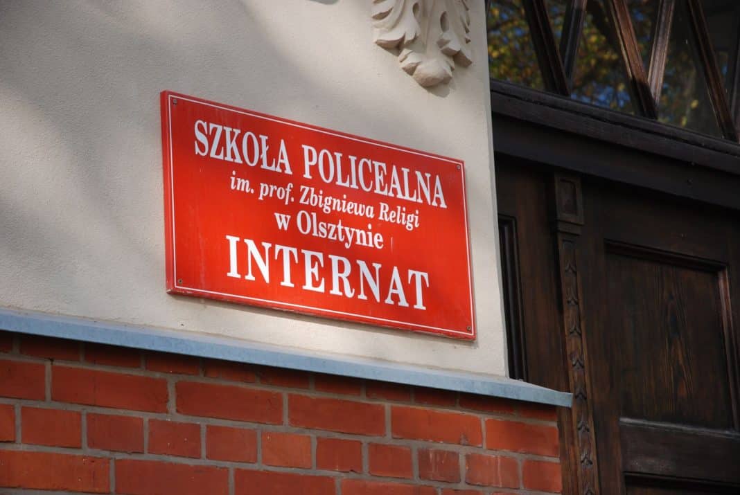 Tabliczka na budynku internatu szkoły policealnej w Olsztynie, informująca o nazwie placówki.