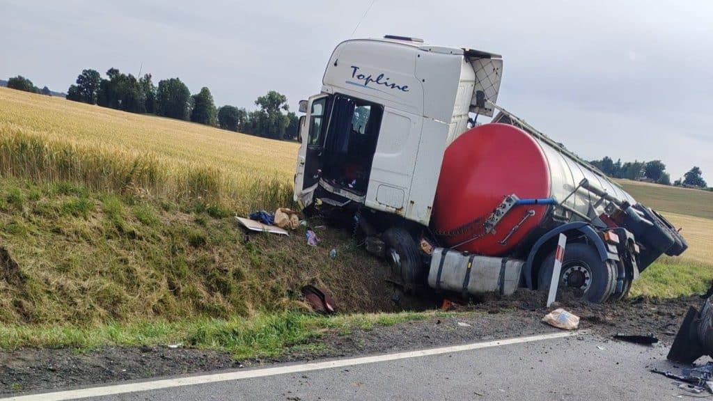 Rozbity samochód osobowy po zderzeniu z cysterną na poboczu drogi, wypadek na DK16.