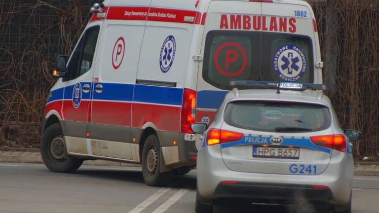 Ambulans i radiowóz na drodze obok stacji paliw w Kalinowie.