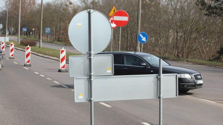 Znaki drogowe i barierki na zamkniętym odcinku ulicy w Olsztynie, przygotowania do remontu.