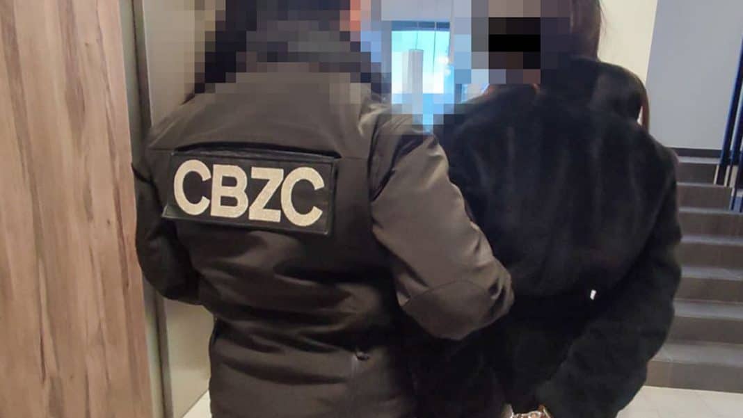 Mężczyzna w czarnej kurtce i kobieta w ciemnej odzieży podczas zatrzymania przez funkcjonariuszy CBZC.