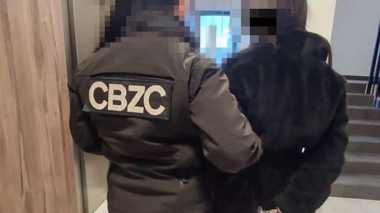Mężczyzna w czarnej kurtce i kobieta w ciemnej odzieży podczas zatrzymania przez funkcjonariuszy CBZC.