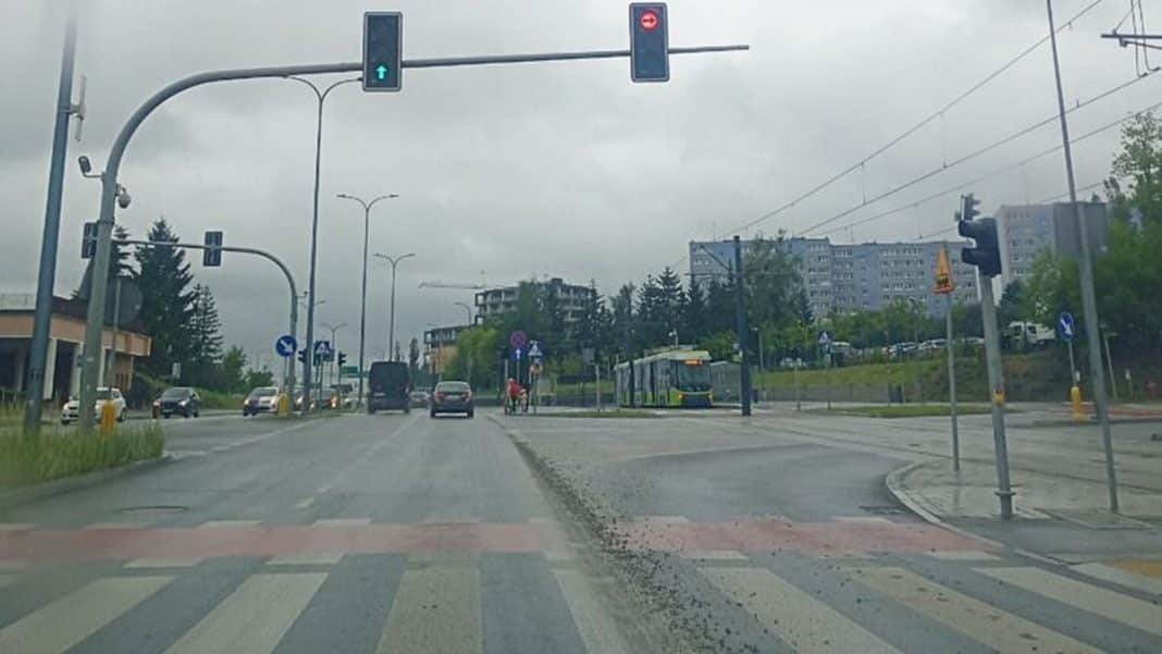 Rozlany beton na jezdni w centrum miasta, służby interweniowały.