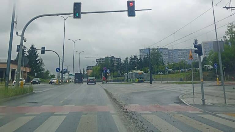 Rozlany beton na jezdni w centrum miasta, służby interweniowały.