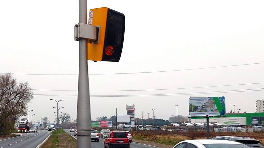 Żółta skrzynka systemu CANARD na słupie przy drodze krajowej, nad jezdnią w regionie Warmii i Mazur.