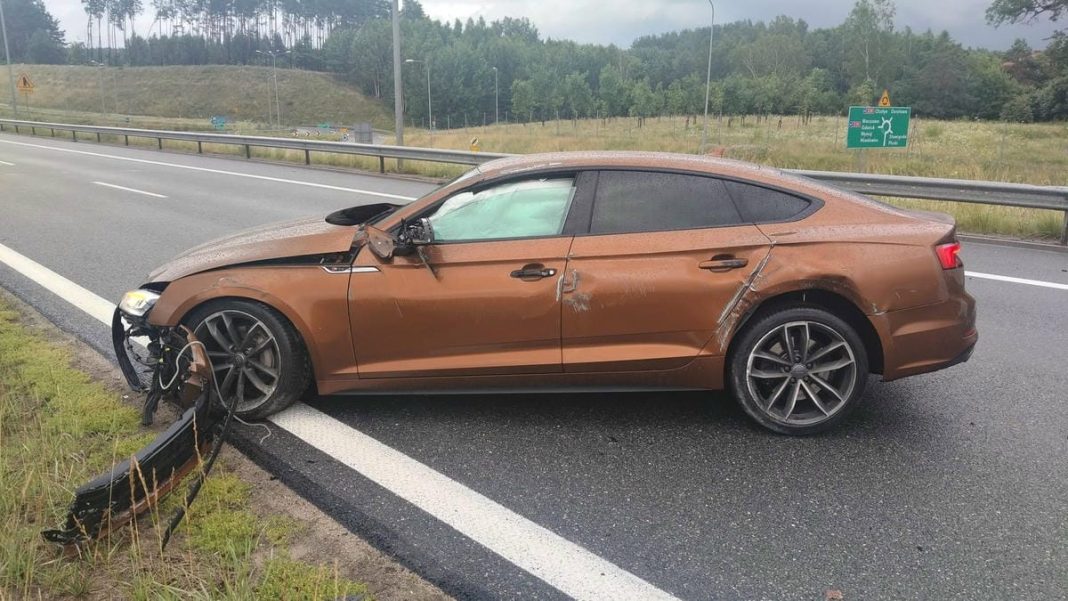Uszkodzony samochód marki Audi po wypadku na drodze, uderzony w bariery energochłonne.