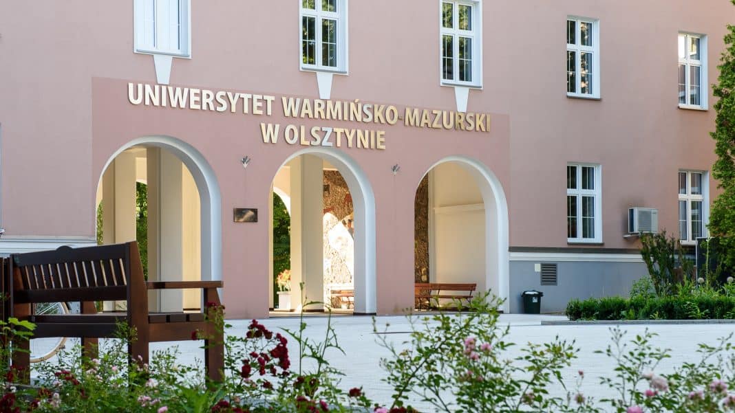 Budynek Uniwersytetu Warmińsko-Mazurskiego w Olsztynie z widocznym napisem na fasadzie.