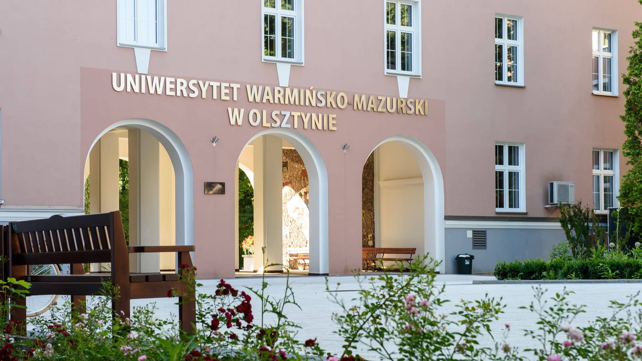 Budynek Uniwersytetu Warmińsko-Mazurskiego w Olsztynie z widocznym napisem na fasadzie.