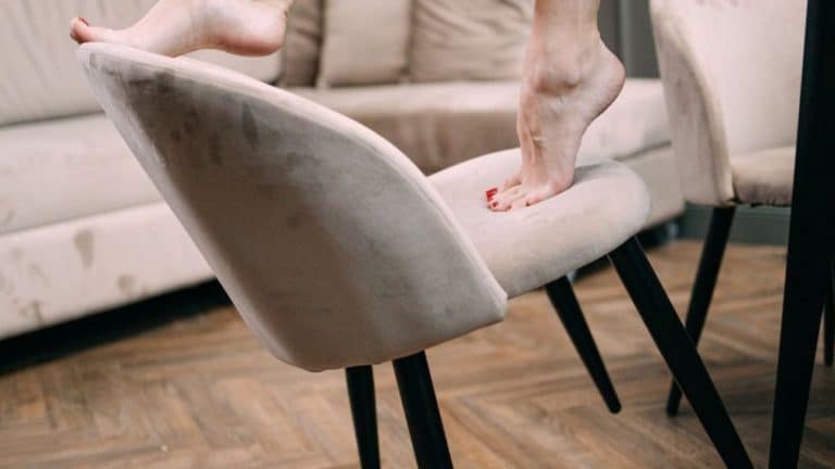 Nogi drewniane do mebli – dlaczego są tak popularnym wyborem? Najważniejsze kryteria wyboru