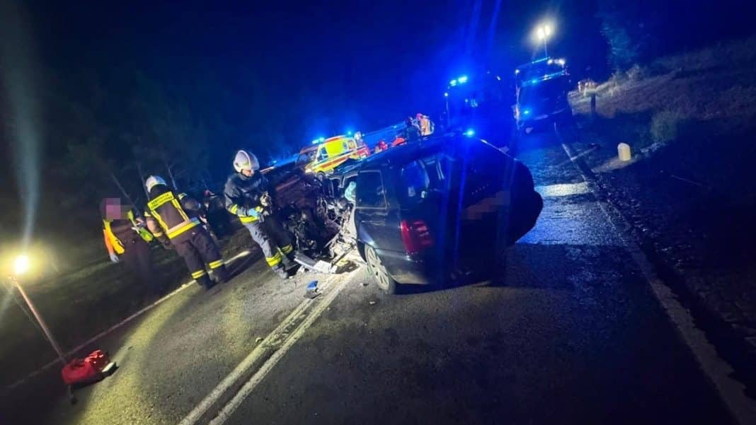 Akcja służb ratunkowych na drodze krajowej po wypadku z udziałem dwóch samochodów w nocy.