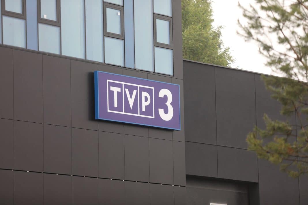 Widok na nowoczesny budynek TVP3 Olsztyn z logo stacji na elewacji, okna i elementy wykończenia.