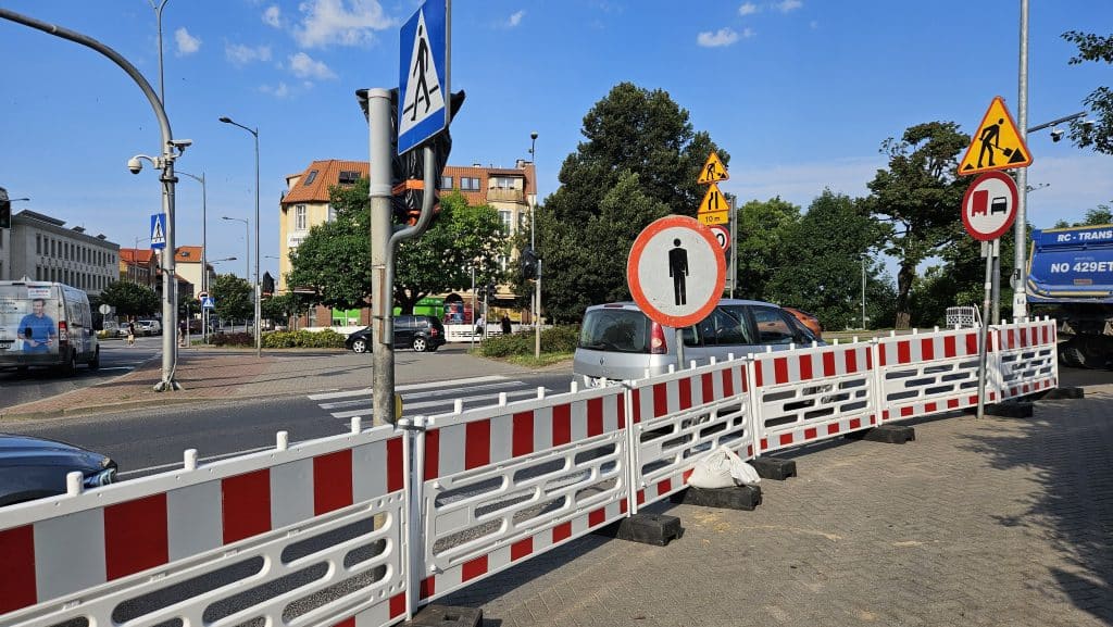 Ulica Limanowskiego w Olsztynie z barierkami i znakami drogowymi, utrudnienia w ruchu w trakcie remontu wiaduktu.