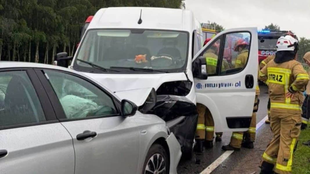 Zdjęcie przedstawia zderzenie trzech pojazdów na drodze krajowej, z widocznymi służbami ratunkowymi na miejscu.