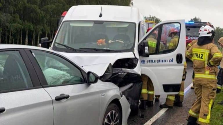 Zdjęcie przedstawia zderzenie trzech pojazdów na drodze krajowej, z widocznymi służbami ratunkowymi na miejscu.
