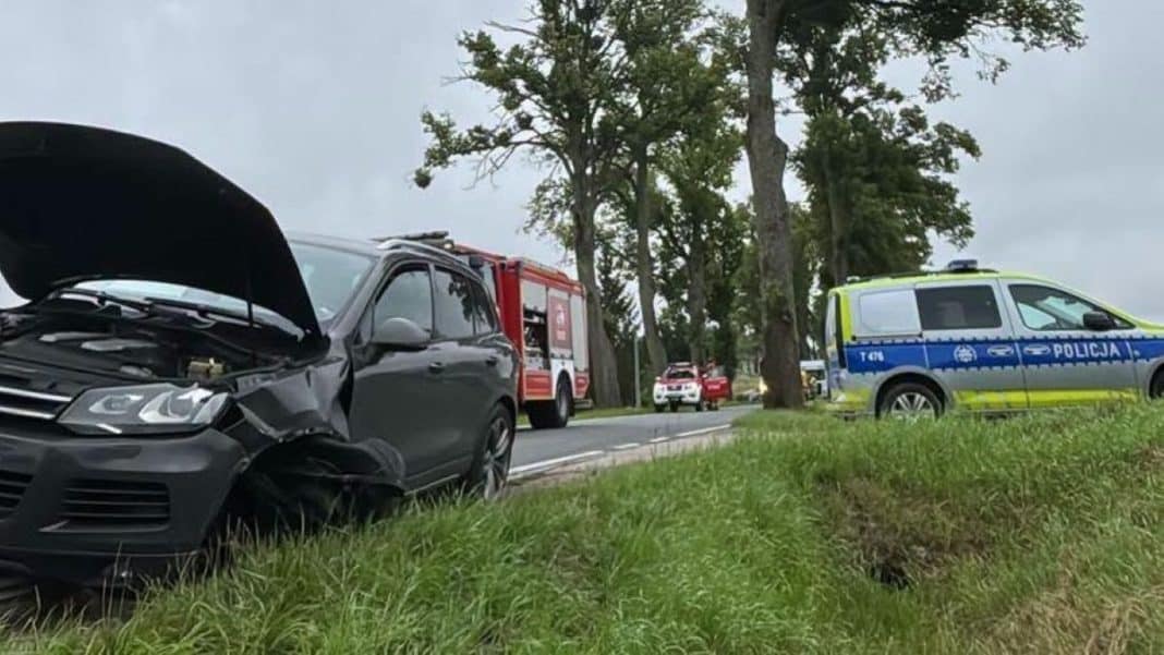 Wypadek na Mazurach, zderzenie dwóch samochodów, zablokowana droga, na miejscu służby ratunkowe i policja.