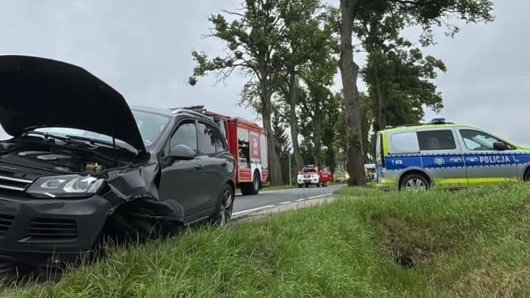 Wypadek na Mazurach, zderzenie dwóch samochodów, zablokowana droga, na miejscu służby ratunkowe i policja.