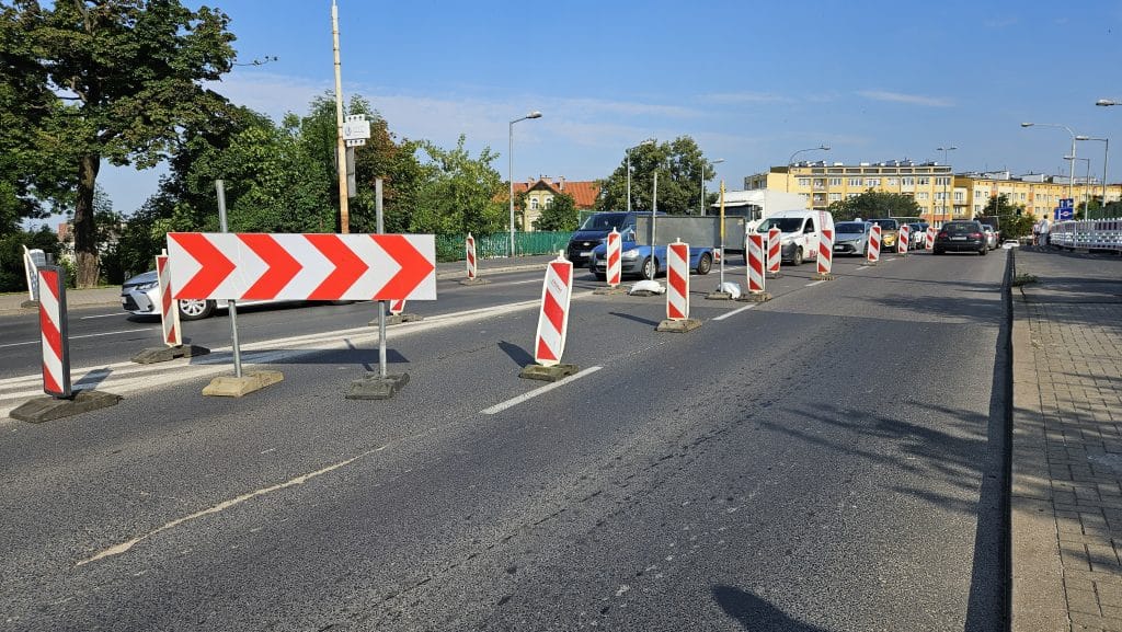 Utrudnienia na ul. Limanowskiego w Olsztynie związane z remontem wiaduktu, ustawione bariery i oznakowania na jezdni.