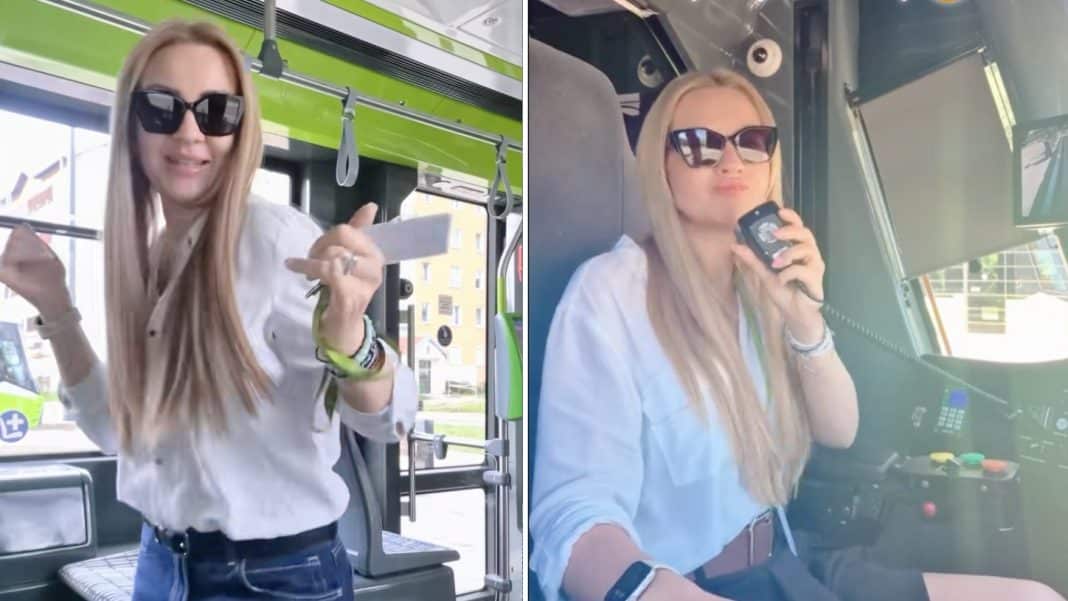 Motornicza w służbowym stroju tańczy i odgrywa scenki w tramwaju, w tle wnętrze pojazdu i ulica.