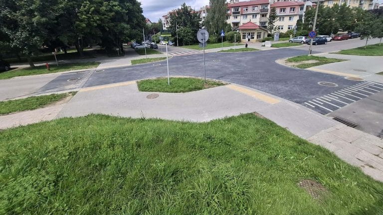 Nowoczesne skrzyżowanie z wyremontowaną nawierzchnią i oznakowaniem na osiedlu Jaroty w Olsztynie.