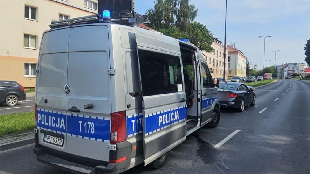 Policja na miejscu kolizji z udziałem kobiety w ciąży i samochodu marki Mercedes.