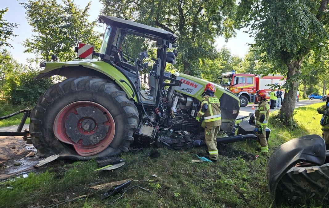 Ciągnik rolniczy uderzył w drzewo, wyrwało jedno z kół, na miejscu służby ratunkowe.