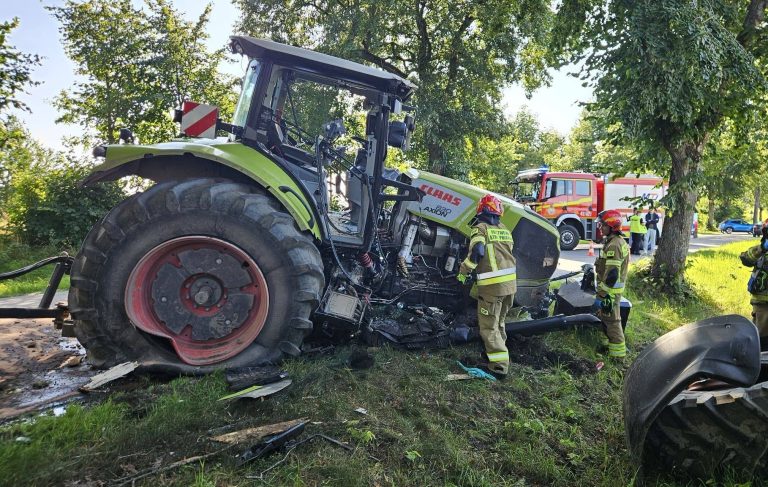 Ciągnik rolniczy uderzył w drzewo, wyrwało jedno z kół, na miejscu służby ratunkowe.