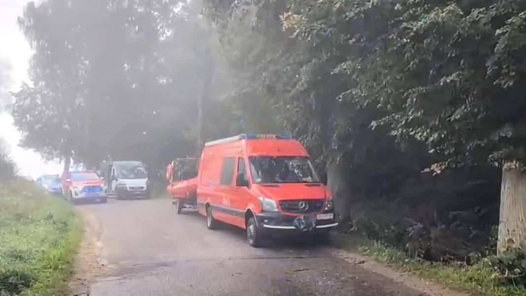 Samochód osobowy wypadł z drogi, uderzył w drzewa i znalazł się w zbiorniku wodnym, na miejscu służby ratunkowe.