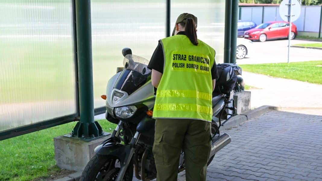 Strażnik graniczny przy motocyklu na przejściu granicznym w Bezledach.