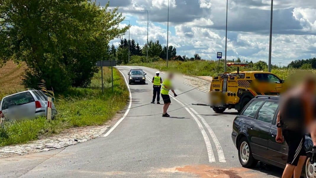 Zderzenie dwóch samochodów na drodze krajowej nr 16 pod Ostródą, służby pracują na miejscu zdarzenia.