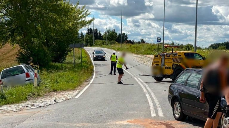 Zderzenie dwóch samochodów na drodze krajowej nr 16 pod Ostródą, służby pracują na miejscu zdarzenia.