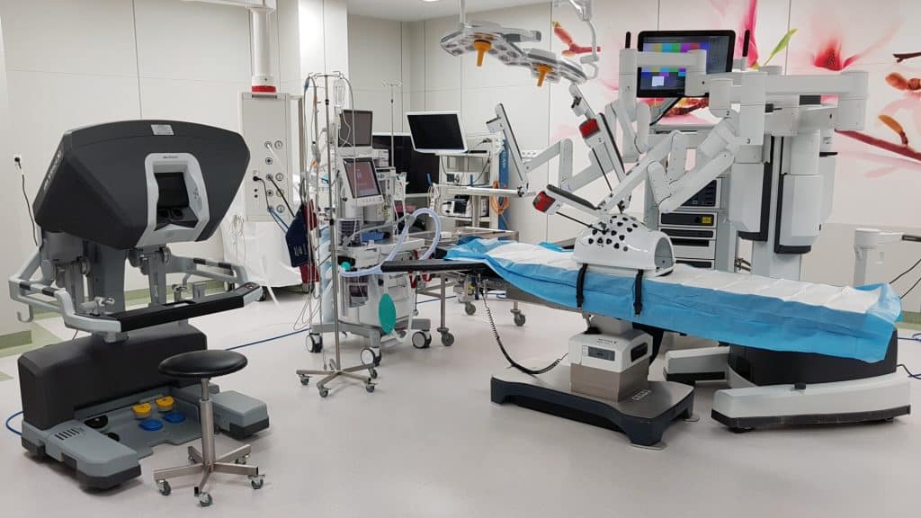 Nowoczesny oddział urologii z wyposażeniem do diagnostyki i zabiegów chirurgicznych.
