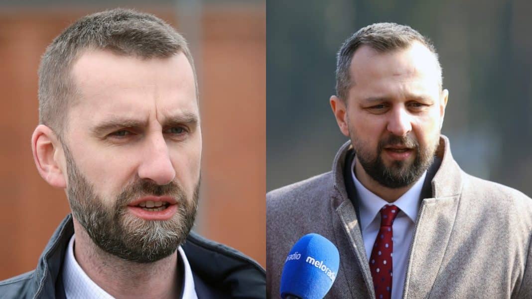 Dwóch mężczyzn w rozmowie na zewnątrz, jeden z nich trzyma mikrofon z logo radia.