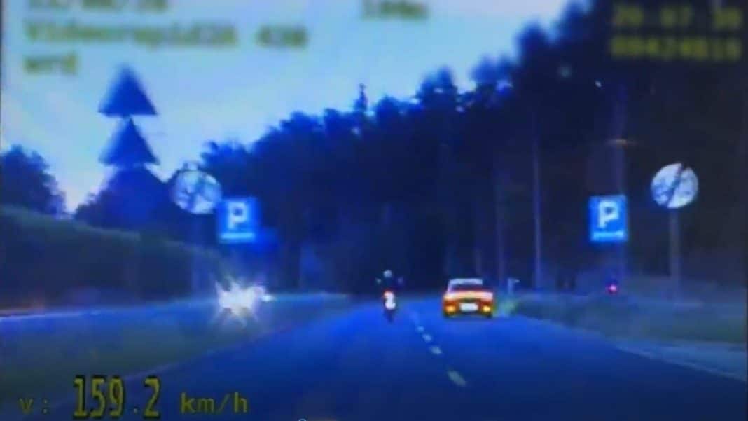 Motocyklista na jednym kole pędził z prędkością 159 km/h, nagranie policyjne z Olsztyna.