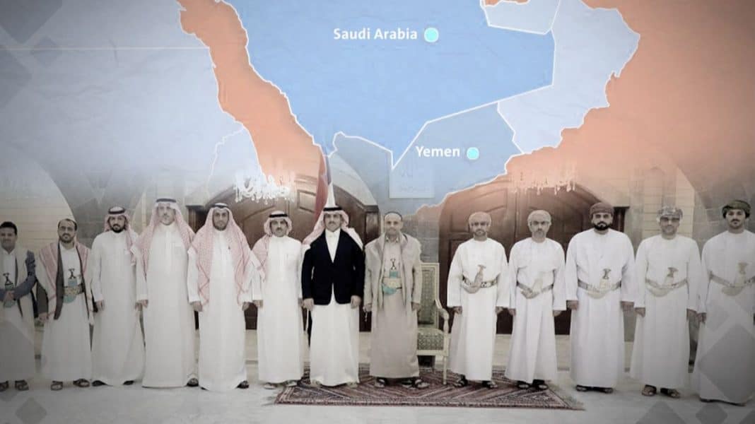 Grupa mężczyzn w tradycyjnych strojach na tle mapy Jemenu i Arabii Saudyjskiej.