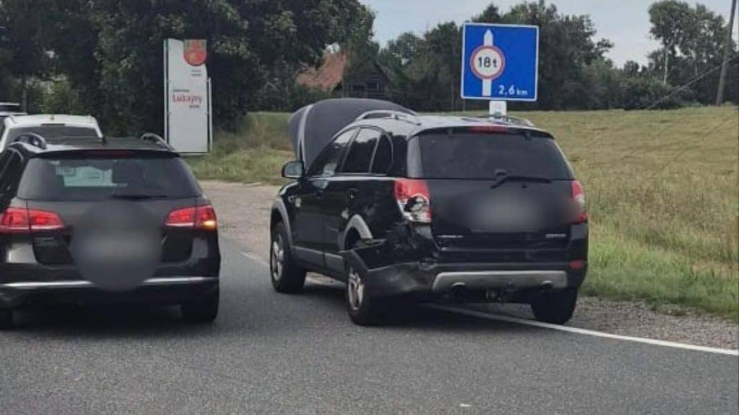 Samochody po zderzeniu na drodze krajowej, jeden z nich ma uszkodzenia z tyłu.