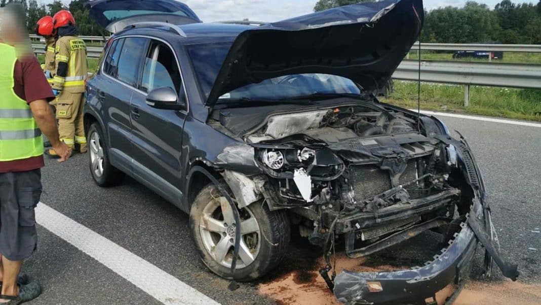 Uszkodzony samochód osobowy po zderzeniu z autobusem na drodze ekspresowej S7, zablokowany jeden pas.