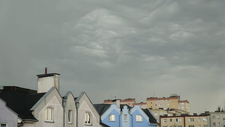 Szare, burzowe niebo nad miastem z chmurami typu mammatus.