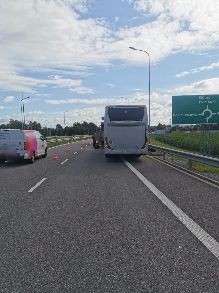Zderzenie samochodu z autobusem na drodze ekspresowej S7, zablokowany jeden pas w kierunku Elbląga.