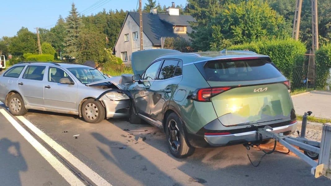 Zderzenie trzech pojazdów na drodze krajowej nr 58 w Kaliszkach, uszkodzone samochody, policja na miejscu.