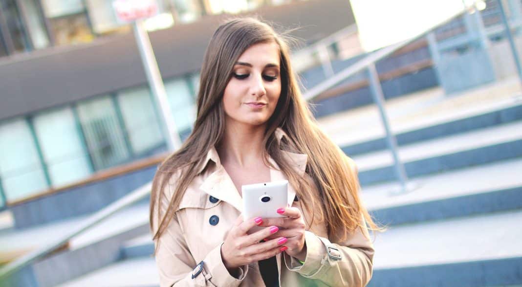 Kobieta korzystająca ze smartfona na zewnątrz