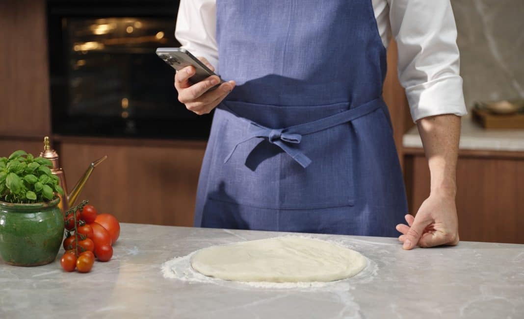 Włoska pizza z chrupiącym spodem w domu – co naprawdę wpływa na efekt pieczenia