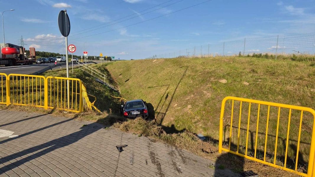 Samochód marki Volvo wjechał do rowu po przejechaniu przez rondo, z uszkodzonym przodem i na poboczu.