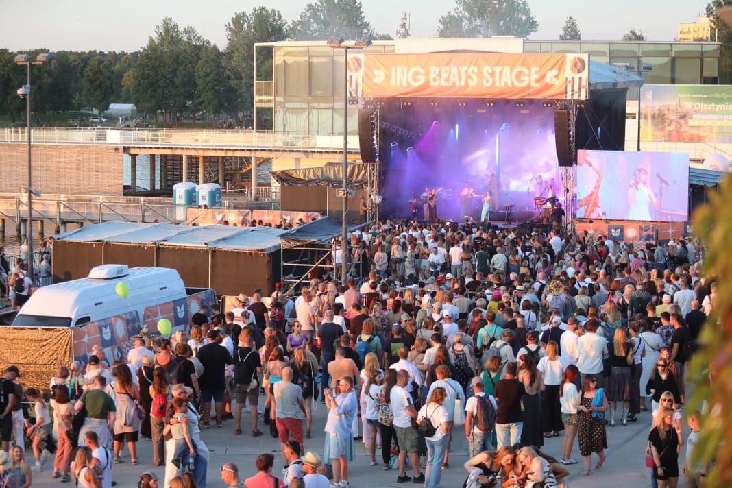 Widok na scenę i tłum uczestników podczas festiwalu nad jeziorem Ukiel.
